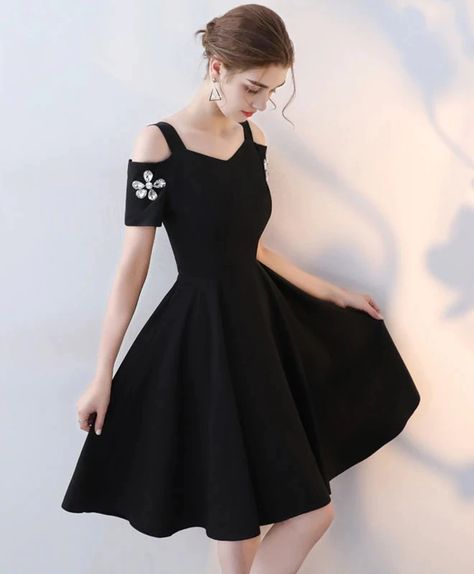 Modest A-line Simple Style Short Homecoming Dresses Little Black Dress – Simibridaldresses Elegant Homecoming Dresses, Dress For Teens, Party Dress Inspiration, Prom Dress For Teens, Black Prom Dress Short, Mini Prom Dresses, Cute Black Dress, 파티 드레스, Short Party Dress