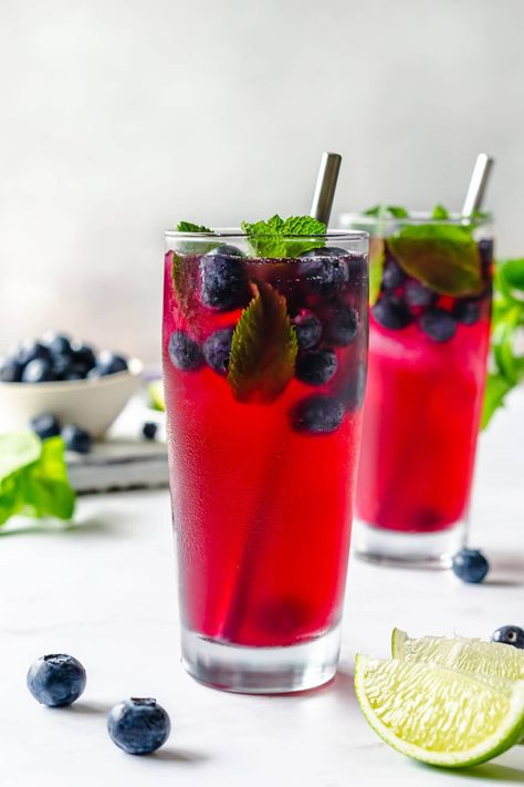 Easy Summer Blueberry Refresher Blueberry Refresher, Key Lime Desserts, Lime Drinks, Blueberry Syrup, Refreshing Summer Drinks, Strawberry Smoothie, Summer Refreshments, Fruit Drinks, Healthy Fruits