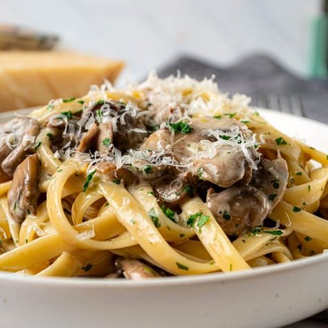 20-Minute Creamy Mushroom Pasta Recipe Mushroom Sausage Pasta, Easy Honey Garlic Chicken, Spinach Lasagna Rolls, Mushroom Recipes Pasta, Eat Good Feel Good, Creamy Mushroom Pasta, Greek Lemon Chicken, Mac Cheese Recipes, Pasta Dinners