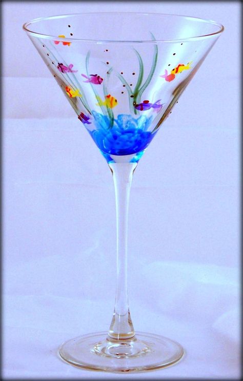 Martini Glass Painting, Hand Painted Wine Glasses Diy, Glass Painting Ideas, Diy Wine Glasses Painted, Pebeo Porcelaine 150, Painted Fish, Wine Glass Designs, Diy Wine Glasses, Hand Painted Glassware