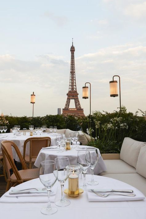 Where to eat in Paris with Eiffel Tower view Le Train Bleu Paris, Torre Eiffel Paris, Best Restaurants In Paris, Joseph Dirand, Dinner In Paris, Restaurants In Paris, Romantic Restaurant, Montmartre Paris, Restaurant Paris