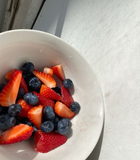 Strawberries And Blueberries Aesthetic, Mallory Aesthetic, Someone Eating, Blueberries And Strawberries, Healthy Girl Aesthetic, What Should I Eat, Strawberries And Blueberries, Strawberries Blueberries, Strawberry Blueberry