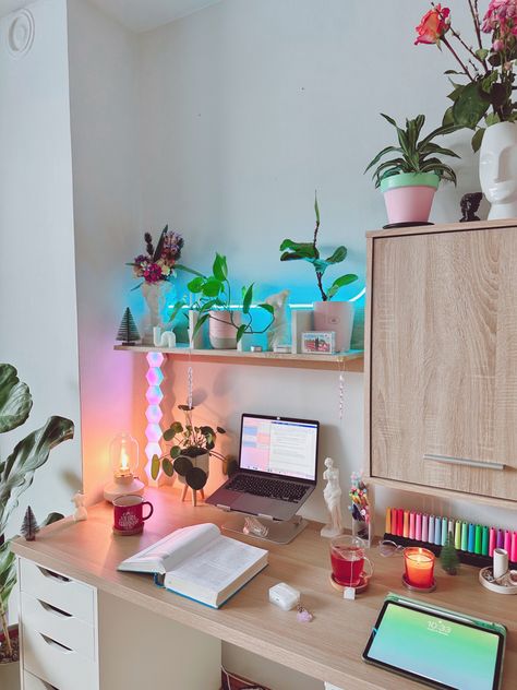 Pastel colors, desk space, study space. Desk Decor Ideas, Pastel Desk, Cozy Desk, Study Desk Decor, Cool Dorm Rooms, Student Room, Dorm Room Ideas, Cozy Home Office, Uni Room