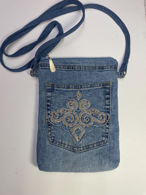 Denim Purses And Bags Old Jeans, Diy Jean Purse, Jean Sewing, Diy Jeans Bag Tutorial, Denim Recycle, Diy Jean Bag, Blue Jean Purses, Denim Crossbody Bag, Blue Floral Fabric