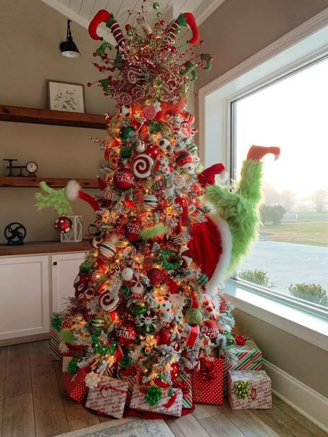 Grinch Theme Christmas Tree, Grinch Trees Ideas, Whoville Christmas Decorations Diy, Grinch Tree Ideas, Grinch Christmas Tree Ideas, Grinchmas Decorations, Grinchmas Tree, Grinch Christmas Trees, Grinch Themed Christmas