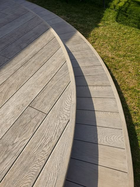 Enhanced Grain Deck With Curved Front Fascia And Step Detail | Shade Landscapes Curved Decking, Curved Deck, Shade Landscaping, Dream Deck, Tulip Garden, Decking Area, Cool Kids Bedrooms, Carpentry Skills, Magazine Pictures