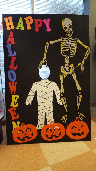 Halloween Cardboard Photo Booth, Trunk Or Treat Photo Booth, Heloween Ideas, Halloween Photo Op, Orange Library, Haunted Museum, Skeleton Photo, Halloween Club, School Fair