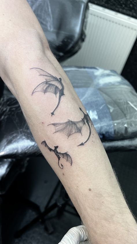 A custom tattoo done by Ana as a walk in appointment. Very reminiscent of the tattoos the actress Emilia Clarke had done as a reminder of the show Game of Thrones. Three Dragons Tattoo, Mother Of Dragons Tattoo, 3 Dragons Tattoo, Tattoo Trio, Trio Tattoos, Baby Dragon Tattoos, Trio Tattoo Ideas, Dragon Thigh Tattoo, Dragon Half