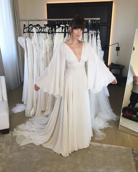 Stevie Nicks Wedding, Stevie Nicks Dress, Swan Wedding, Nontraditional Wedding Dress, Minimalist Wedding Dresses, Bridal Shawl, Dress Gallery, Estilo Hippie, Princess Wedding Dress