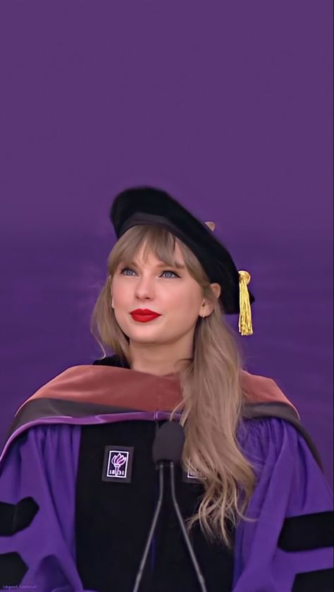 #taylorswift Taylor Swift Graduation Picture, Mean Taylor Swift Wallpaper, Tyler Swift Wallpaper, Dr Taylor Swift Graduation, Taylor Swift Recent Photos, Taylor Swift Cute Photos, Taylor Swift Nyu Graduation, Taylor Swift Hd Photos, Taylor Swift Aesthetic Pictures