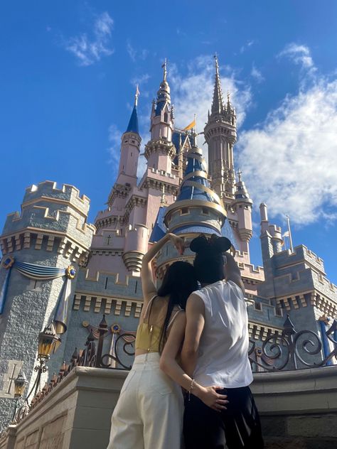 Couples In Disneyland, Disney Date Aesthetic, Disney World Date, Disney Couple Pictures, Disneyland Couples Pictures, Disneyland Date, Couple Disney, True Love Couples, Disney Honeymoon