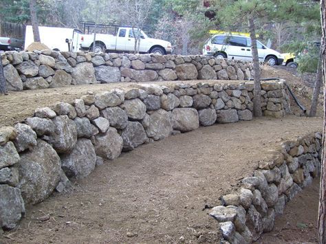 boulder retaining wall design - like the use of large and smaller boulders Rock Wall Landscape, Boulder Retaining Wall, Backyard Retaining Walls, Rock Retaining Wall, Retaining Wall Design, Garden Retaining Wall, Sloped Backyard, Stone Retaining Wall, Landscaping Retaining Walls