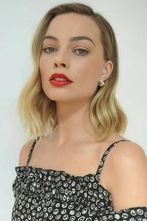 Pretty cherry lips are a fresh take on Hollywood red. Margot Robbie Makeup, Hairstyles Lob, Golden Globes Hair, Curly Lob, Lob Hairstyle, Classic Hairstyles, Mid Length Hair, Margot Robbie, Golden Globes