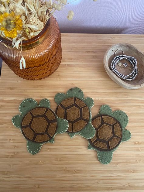 Turtle Coaster, Felt Turtle, Handmade Desk, Dorm Desk, Felt Coasters, Cute Sewing Projects, Drink Holder, Handmade Felt, College Students