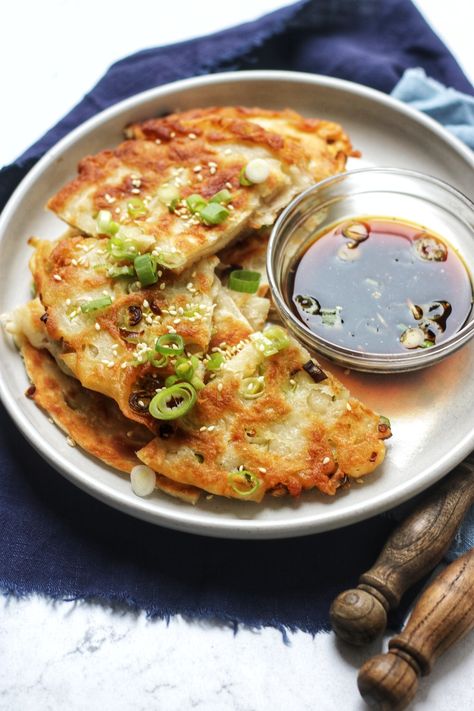 A plate of Chinese Spring Onion Pancakes cut into quarters and served with a simple dipping sauce. Spring Onion Pancake, Spring Onion Recipes, Scallion Pancake Recipe, Onion Pancake, Chinese Street Food, Pancakes Vegan, Scallion Pancakes, Street Food Market, Asian Street Food