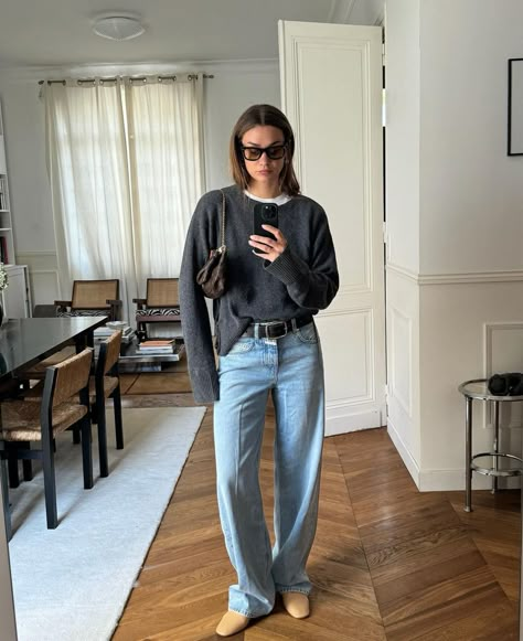 Jeans And Crewneck Outfit, Crewneck With Jeans, 90s Minimalism Fashion, Jazz Outfit, Winter Inspo Outfits, Crew Neck Sweater Outfit, Jazz Outfits, Sweater And Jeans Outfit, Outfit Combos