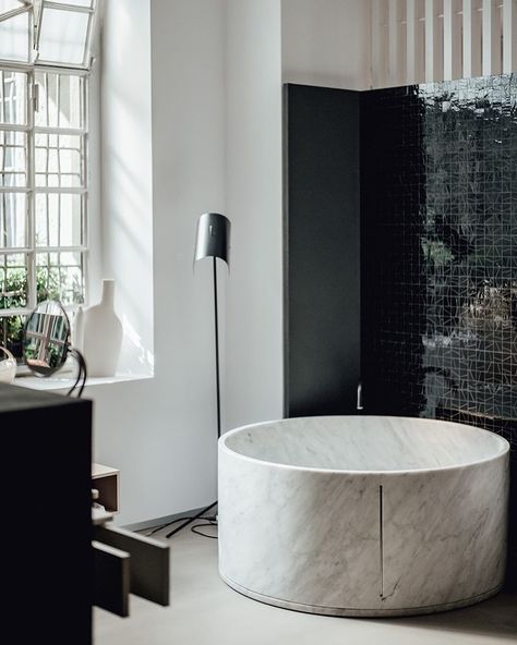 The amazing @agapebathrooms In-Out bathtub in Bianco Carrara marble by Benedini Associati. In-Out is also available in Nero Marquina marble… Stone Tub, Nero Marquina Marble, How To Waterproof Wood, In & Out, Nero Marquina, Bathtubs, Interior Deco, Free Standing Bath Tub, Carrara Marble