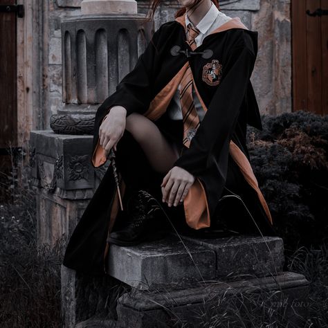 Griffinpuff Aesthetic, Hufflepuff Uniform Female Aesthetic, Hufflepuff Oc Girl, Hufflepuff Photoshoot, Hufflepuff Uniform Female, Hogwarts Uniform Aesthetic, Hufflepuff Girl Aesthetic, Dark Hufflepuff, Hufflepuff Aesthetic Outfits