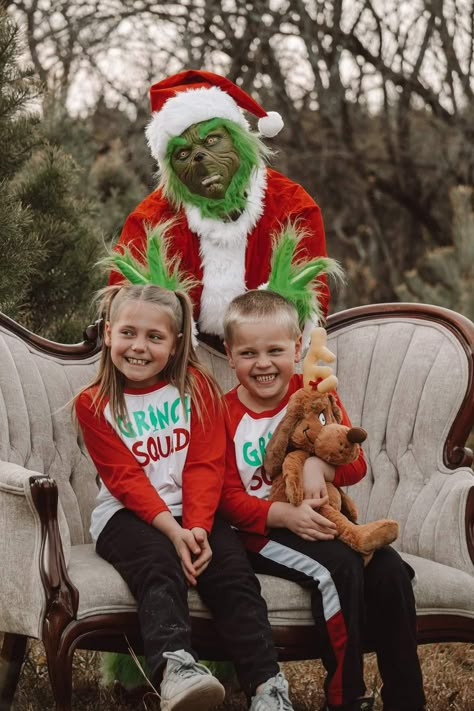 Grinch Pictures Photography, Grinch And Cindy Lou Photoshoot, Grinch Christmas Pictures Kids, Family Grinch Pictures, The Grinch Photoshoot, Grinch Mini Sessions, Grinch Pictures With Kids, Grinch Picture Ideas, Pictures With The Grinch Ideas