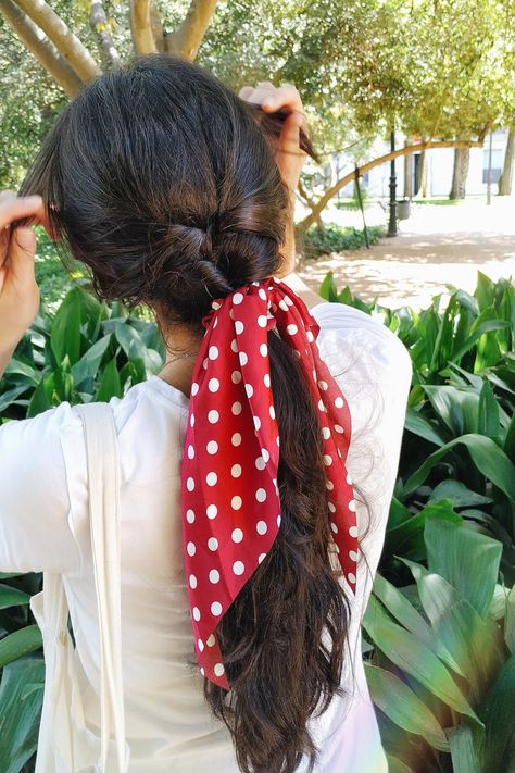 Peinados para morenas con coletero de tela Hair Scarf Styles, Hair Scarf, Headband Hairstyles, Scarf Hairstyles, Silk Scarves, Outfits Casuales, Scarf Styles, Photo Editing, Hair Makeup