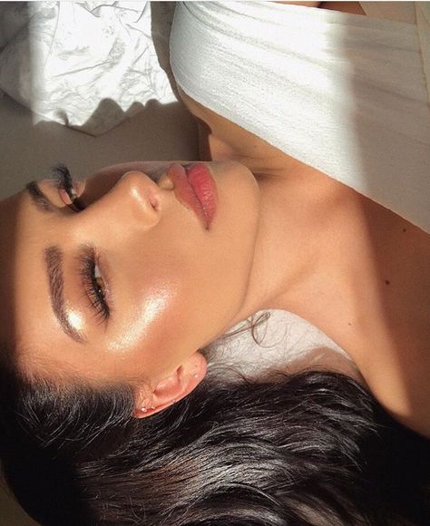 Best Highlighter Makeup, Best Highlighter, Makeup Tip, Beauty Make-up, Glowy Makeup, Highlighter Makeup, Makeup Goals, Natural Makeup Looks, Free Makeup