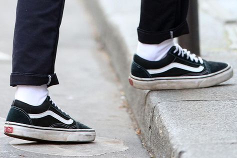 Closeup of Kristen Stewart’s dirty and beat-up black Vans ‘Old Skool’ sneakers Vans Old Skool Outfit Men, Dirty Vans, Vans Old Skool Outfit, Kristen Stewart Girlfriend, Vans Oldschool, Vans Streetwear, Outfit Vans, Hellboy Tattoo, Vans Shoes Fashion