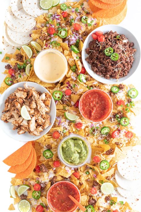 Tabletop Nachos, Dinner Charcuterie, Superbowl Nachos, Grazing Table Ideas, Nachos Ingredients, Pinwheel Sandwiches, Nacho Toppings, Nacho Bar, Game Day Appetizers