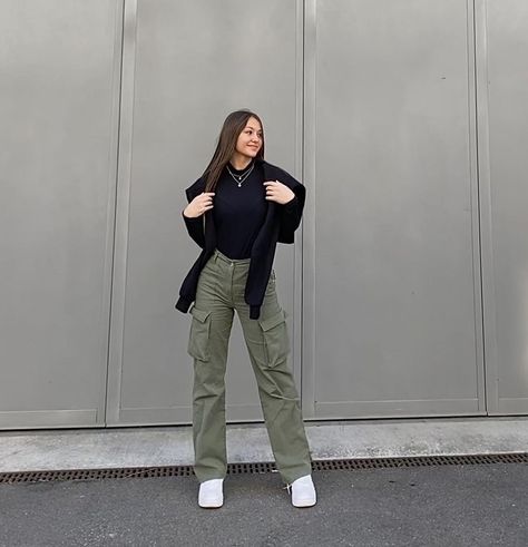 Jean Cargo Pants Outfit Ideas, Cargo Winter Outfits Women, Cargo Pants With Cardigan, Green Loose Pants Outfits, Green Cargos Outfits Aesthetic, Green Jeans Outfit Winter, Green Cargo Outfits Women, Army Green Outfits For Women, Green Cargo Jeans Outfit