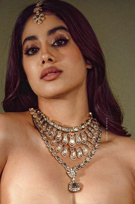 Hip Tattoos Women, Janhvi Kapoor, Carpet Looks, Hot Women Dress, Kiara Advani, Hottie Women, Indian Actress Hot Pics, Beautiful Smile Women, Red Carpet Looks