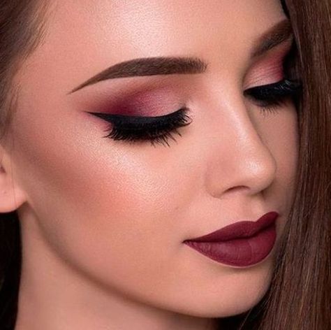 Maroon Makeup, Burgundy Makeup Look, Eye Makeup Guide, Burgundy Makeup, Smokey Eye Makeup Look, Party Makeup Looks, Day Makeup Looks, Date Night Makeup, 2019 Makeup