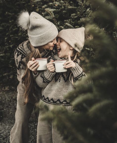 Mini Christmas Photo Session Ideas, Christmas Photos Outdoors, Tree Farm Photo Shoot, Christmas Tree Farm Photo Shoot, Christmas Mini Shoot, Christmas Tree Farm Photos, Mountain Photoshoot, Mother Daughter Pictures, Christmas Family Photoshoot