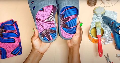 Diy Slides Shoes, Diy Slide, Diy Slides, Rhinestone Fabric, Diy Sandals, Sandals Patterns, African Ankara, Diy Buttons, Cute Diy