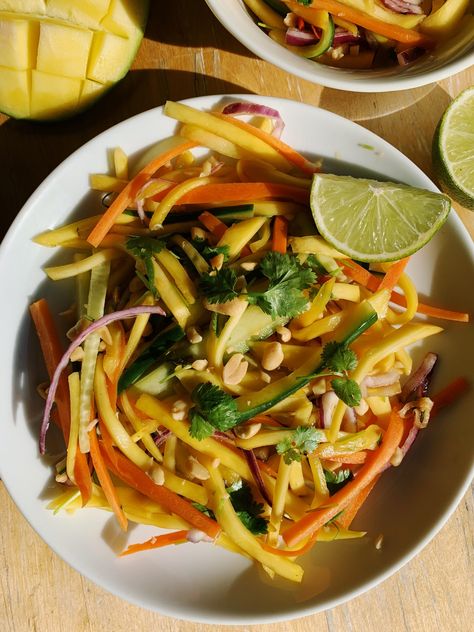 Vietnamese Mango Salad (Gỏi Xoài) Easy Vietnamese Recipes, Green Mango Salad, Mango Sauce, Fresh Dishes, Tropical Food, Green Eating, Savory Dishes, Mango Salad, Veggie Salad