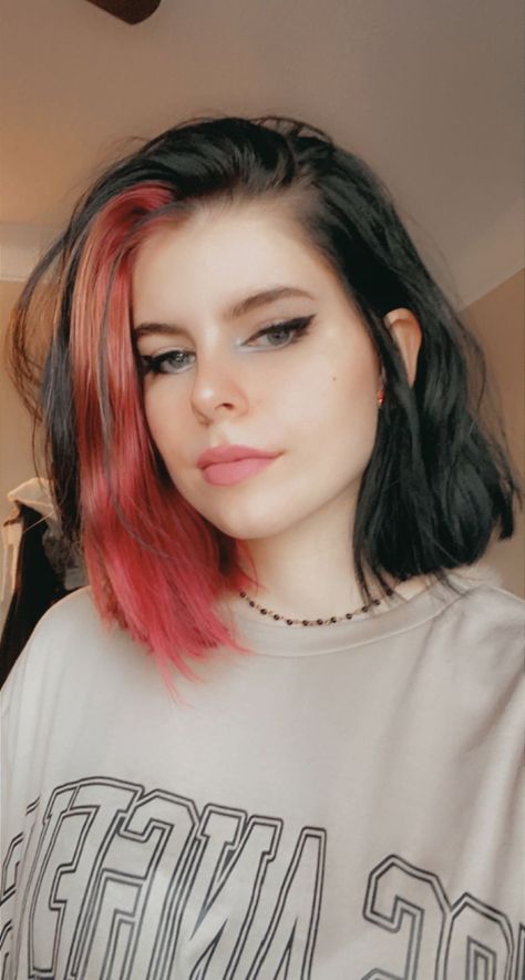 Split Dye Hair Side Part, Red And Brown Split Dye, Hair Split Dye, Dye Hairstyle, Split Dye Hair Ideas, Dye Hair Ideas, Split Dye Hair, Deep Red Hair, Split Dye