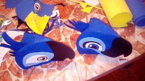 gorro disfraz Blu y perla rio Rio Costume Couple, Rio Birds Halloween Costume, Rio Linda Bird Costume, Rio Bird Costume Diy, Blue Macaw Costume, Blue Rio, Rio Birthday Parties, Parrot Costume, Twin Costumes