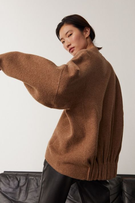 House of Dagmar Pre-Fall 2020 collection, runway looks, beauty, models, and reviews. Knitwear Fashion 2020 2021, Knitwear Fashion 2020, House Of Dagmar, Vogue Russia, Knitwear Design, Fashion Show Collection, Fashion 2020, Inspiration Mode, Vogue Paris