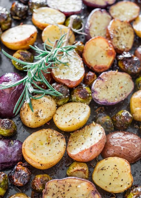 rosemary-balsamic-baby-potatoes-and-brussels-sprouts Balsamic Potatoes, Baby Potato Recipes, Christmas Side Dish, Christmas Side Dish Recipes, Food Potatoes, Christmas Side, Sides Veggies, Baby Potatoes, Veggie Side Dishes