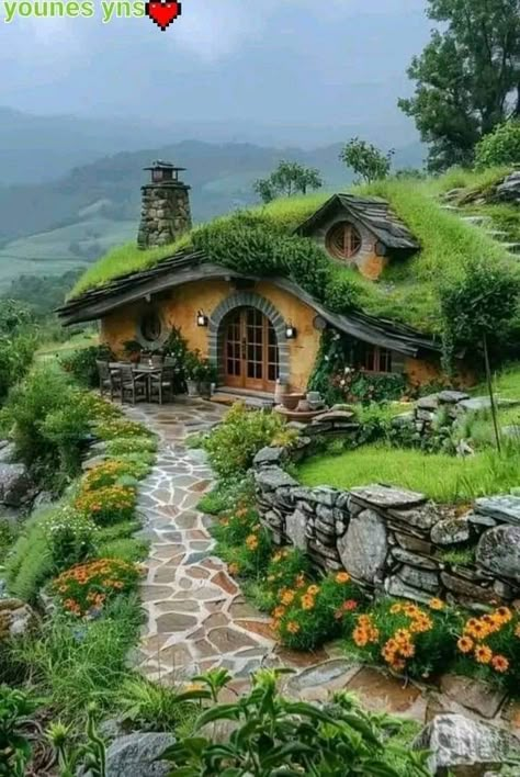 Hobbit Hole House, Hobbit House Interior, Poster Frame Wall, Hobbit Homes, Hobbit Holes, Casa Hobbit, Hobbit Home, Earth Sheltered Homes, Hobbit Houses