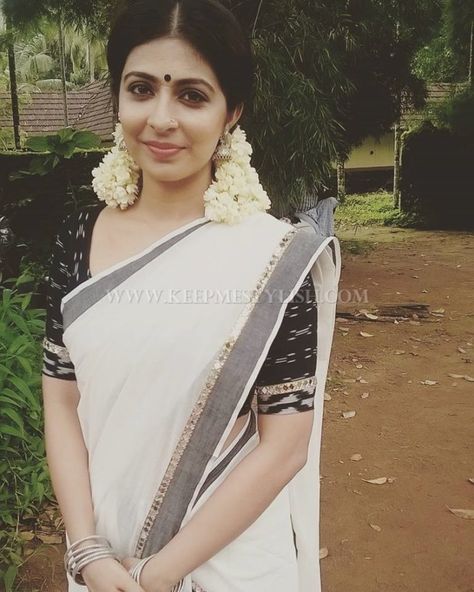 Kerala Saree Blouse Designs Kasavu Saree Blouse, Kasavu Saree Blouse Designs, Onam Saree Blouse, Set Saree Kerala, Kerala Engagement Dress, Kerala Saree Blouse, Kerala Saree Blouse Designs, Onam Saree, Kasavu Saree