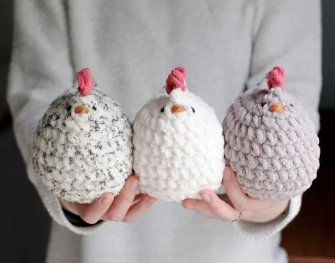 Mabel Chicken, Kat Haken, Chicken Crochet, Chicken Pattern, Crochet Chicken, Confection Au Crochet, Crochet Simple, Fun Crochet Projects, Crochet Diy