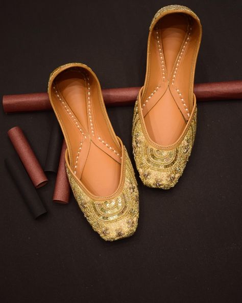 “Step into the festive spirit with our golden designer jutti, perfect for Navratri! Handcrafted elegance meets unmatched comfort. Shine bright this season with #Juttiesmaker ✨👑 #NavratriSpecial #GoldenJutti #FestiveFootwear” Punjabi Jutti, Gold Mine, Navratri Special, Vogue India, Gold Mining, Indian Embroidery, Shoes Collection, Indian Outfit, Indian Wedding Dress