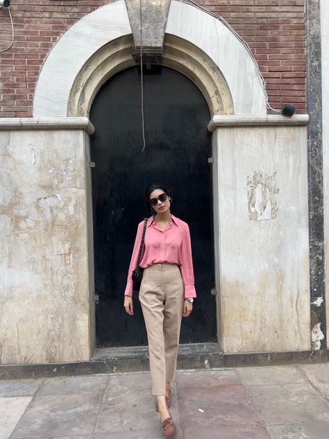 Salmon Shirt Outfit, Salmon Pink Outfit, Beige Trousers Outfit, Pink Trousers Outfit, Beige Trouser, Dress Pants Outfits, Casual Ootd, Trouser Outfit, Khaki Trousers