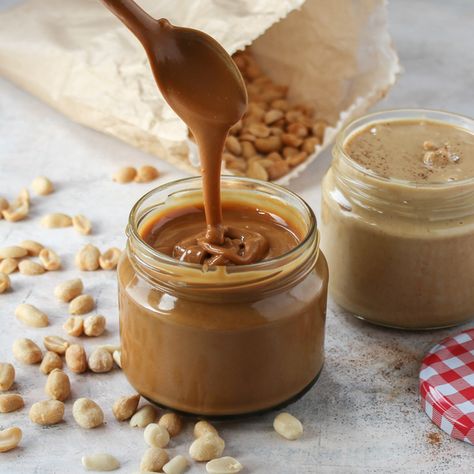 Too easy, one ingredient, peanut butter!All you need for a great peanut butter is peanuts. It sounds obvious, right? But it’s far from the case when you consider all the add-ins that are in supermarket brands such as vegetable oil, sta... Beef Burgers Patties, Healthy Late Night Snacks, Nut Butter Recipes, Homemade Nut Butter, Making Peanut Butter, Smooth Peanut Butter, Healthy Sweeteners, Crunchy Peanut Butter, Energy Bar