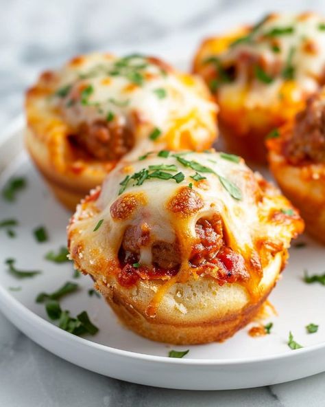 Made these for a tailgate party and man were they are hit! Finger Sandwich, Pizza Cups, Quick Family Meals, School Recipes, Mini Pizzas, Appetizers Easy Finger Food, Finger Foods Easy, Best Appetizer Recipes, Pizza Night