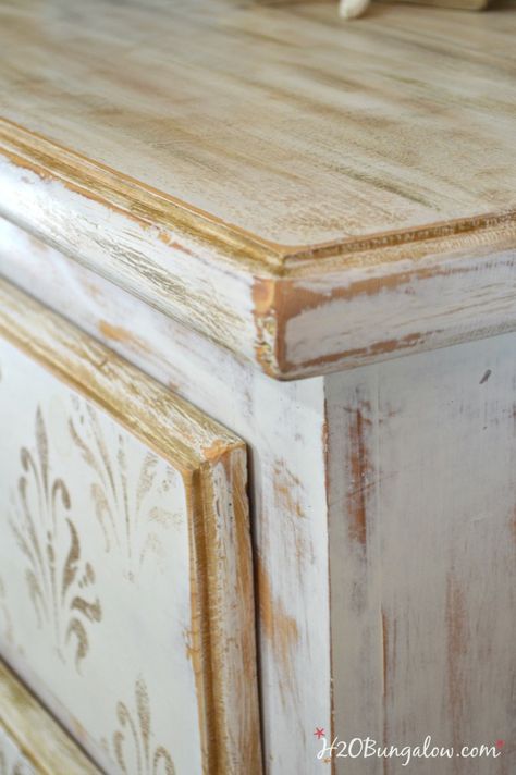 This white and gold distressed damask dresser has a subtle vintage look was easy to make. I share my simple tutorial to copy this look on any wood surface. Stencil Dresser, Distressed Dresser, Damask Decor, Diy Daybed, Damask Stencil, Gold Furniture, Brown Furniture, Distressed Furniture, Bohol