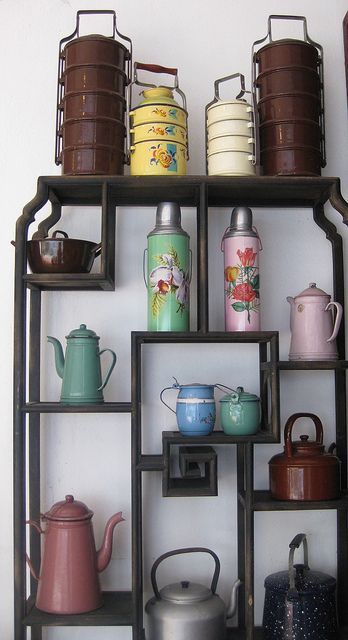 Retro elements displayed on a vintage Chinese shelving <3 Chinese Cafe, Baba Nyonya, Retro Elements, Chinese Interior, Asian Interior, Chinese Decor, Chinese Furniture, Vintage Enamelware, Deco Retro