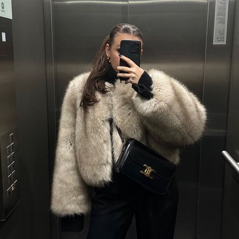 White Fur Jacket Outfit, Black Fur Jacket Outfit, Short Fur Coat Outfit, Street Fashion Week, Faux Fur Jacket Outfit, Zara Coats, Cropped Jacket Outfit, Faux Fur Coats Outfit, Fur Jacket Outfit