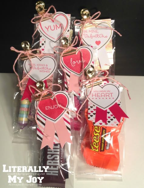 Valentine treats for your sweetheart! -Stampin' Up! January 2015 My Paper Pumpkin Kit - Candy not included. #literallymyjoy Valentine’s Day Candy Gifts, Valentines Class Gifts, Cards Making Ideas, Valentines Toppers, Valentines Gift Tags, Single Father, Valentines Gift Bags, Diy Gift Set, Candy Crafts