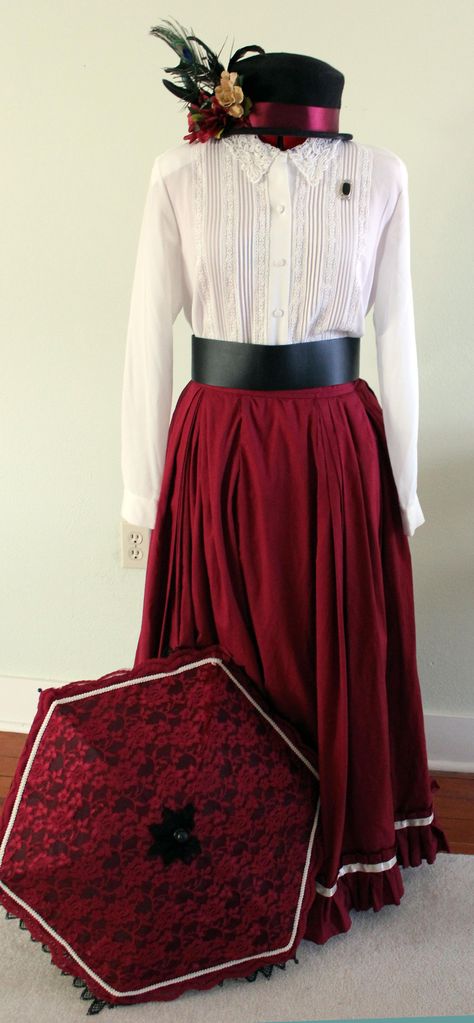 How to make an easy women's Victorian costume dress with items in your closet.Using a full skirt, blouse, belt and accessories you will look Victorian in no time. Victorian Era Outfits, Victorian Dress Costume, Victorian Fancy Dress, Victorian Outfit, Edwardian Dresses, Era Dresses, Dress Types, Dresses Images, Victorian Era Dresses