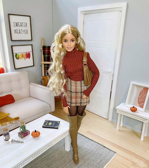 Barbie Winter Outfits, Barbie Shots, Barbie Doll Hairstyles, Watch Gossip Girl, Barbie Winter, Outfit Ideas Aesthetic, Barbie Basics, Dress Barbie Doll, Barbies Pics